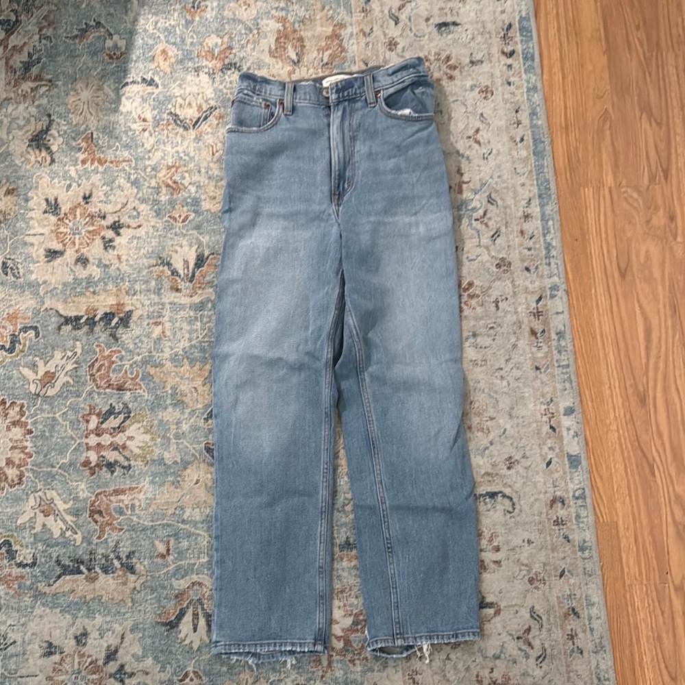 Abercrombie ankle straight ultra high rise with cute back ankle detailing